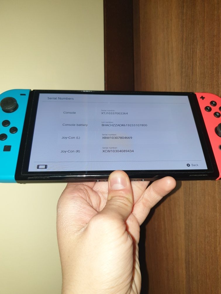 Nintendo Switch OLED + 2 Jocuri fizice