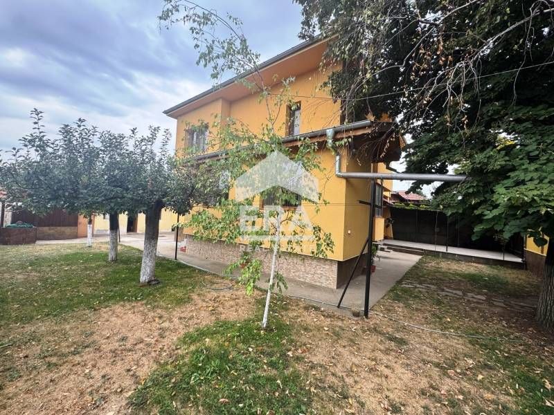 Страхотна семейна къща в с. Сандровo