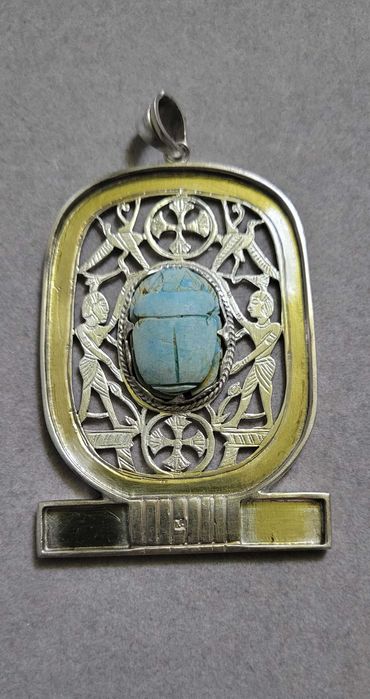 Medalion egiptean antic din argint cu scarabeu si Hieroglife, ArtDeco