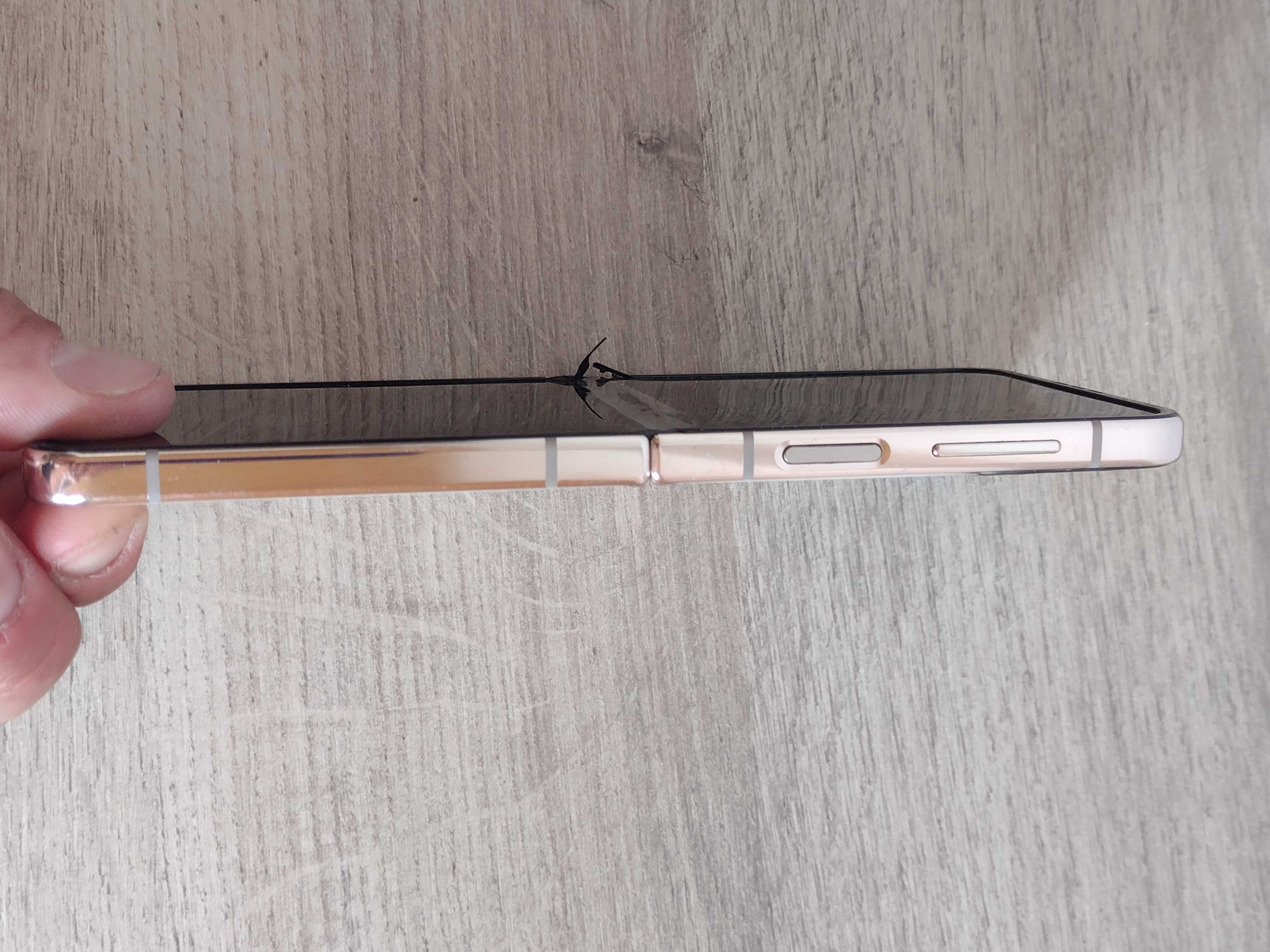 Samsung Galaxy Z Flip 4 за части или ремонт