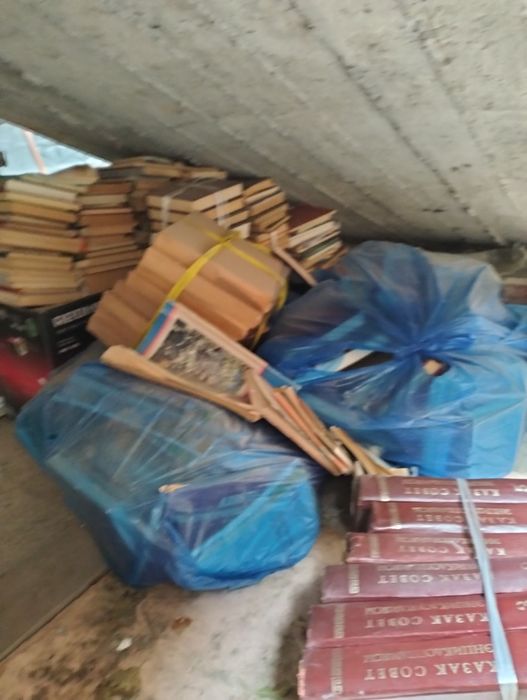 Книги. Очень много раздных книга.