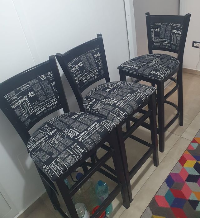 Trei scaune bar, 2 noptiere.