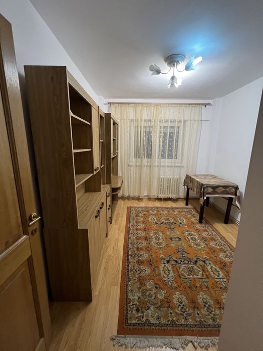 Apartament spațios de 4 camere de închiriat