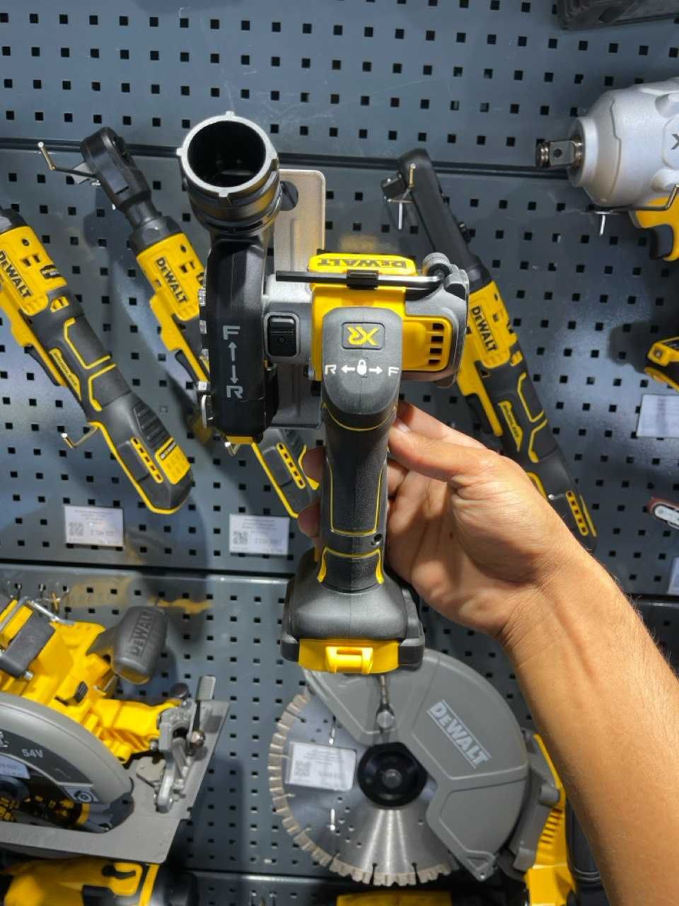 Аккумуляторная дисковая пила DeWALT DCS438N-XJ