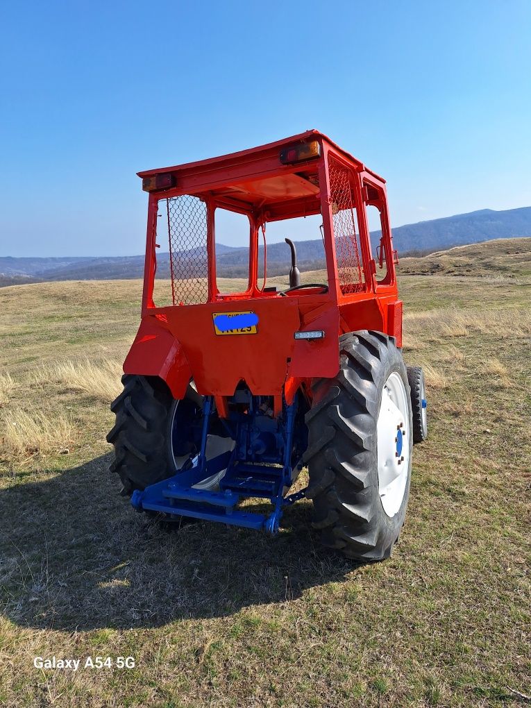 Vând tractor universal 445