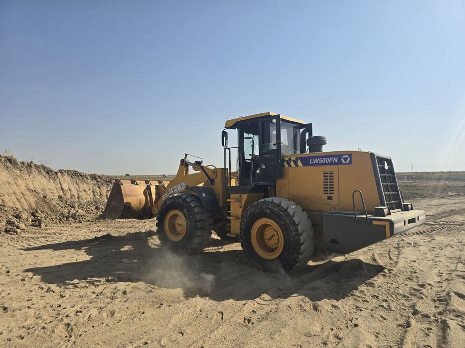 Погрузчик LW500F 3 кубали срочно сотилади