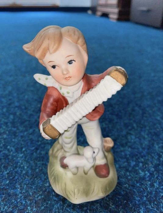 Bibelou asiatic din portelan mat - Băiat cu instrument muzical