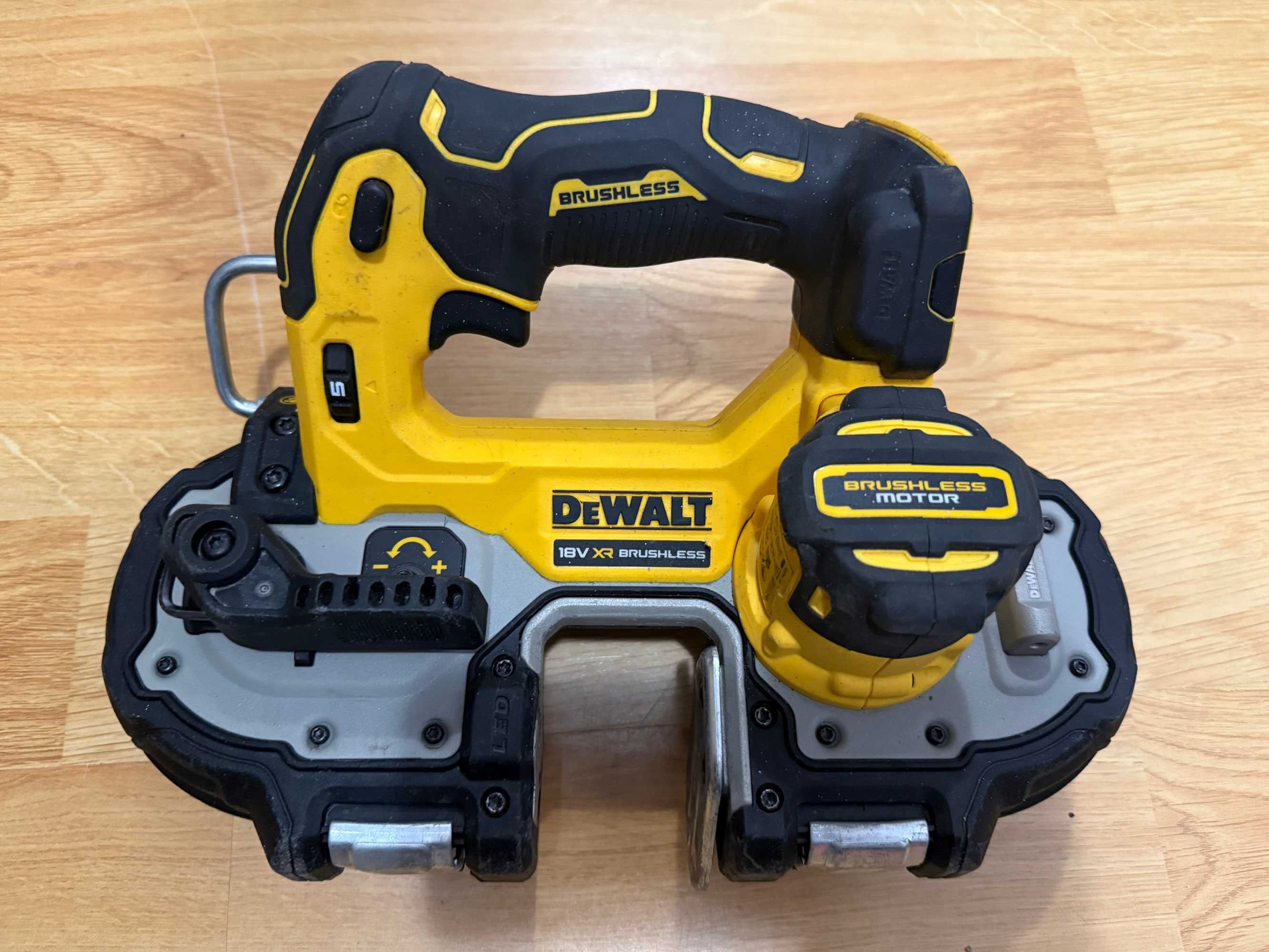 лентов трион Dewalt DCS377