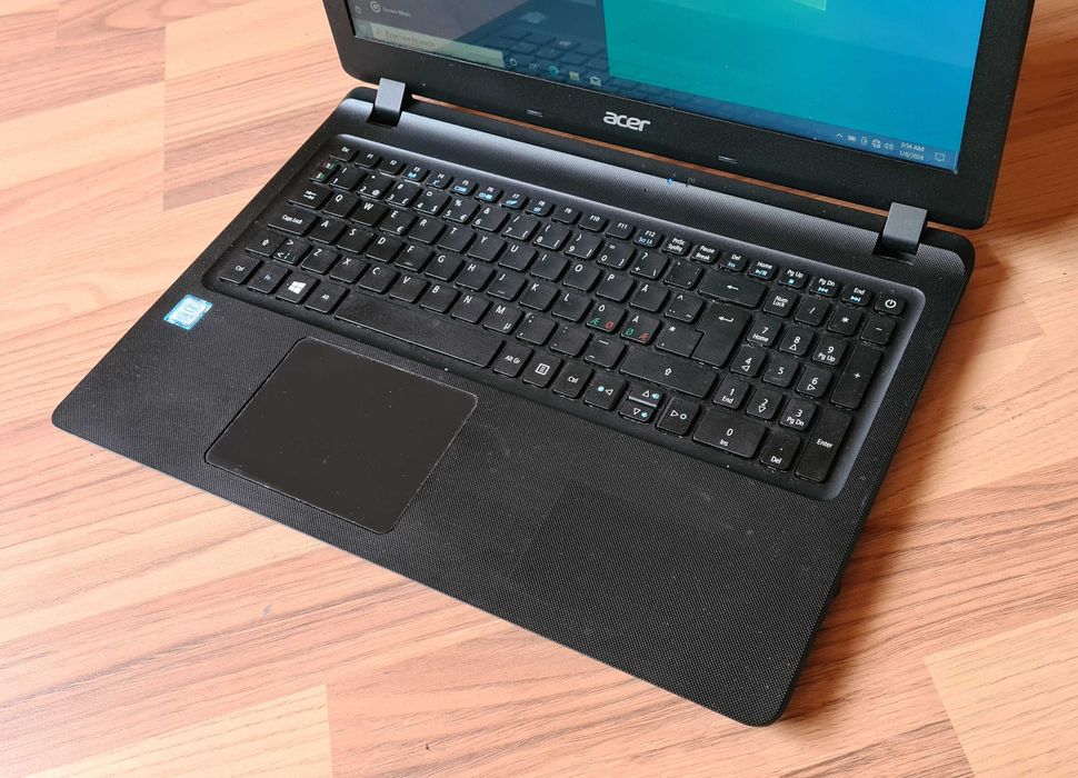 Latptop slim Acer 15", i5-7200u, 8 GB Ram, SSD 256 GB, baterie buna