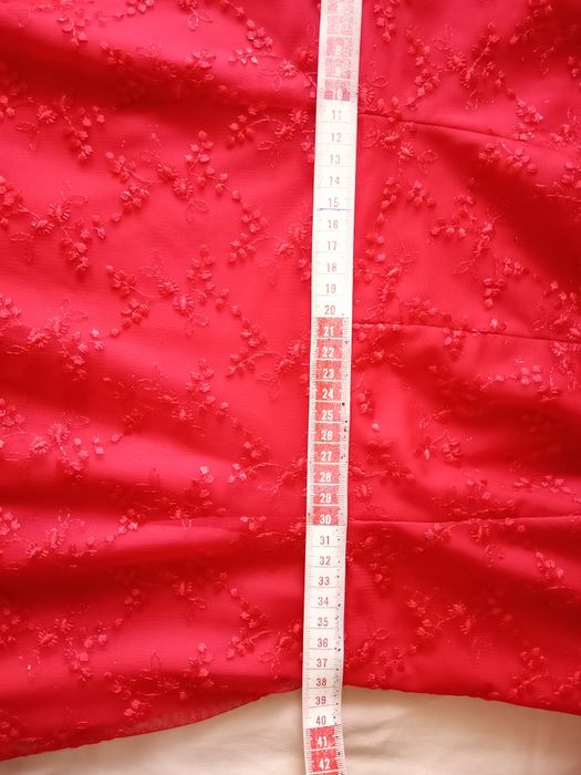 Vând rochie elegantă din dantela