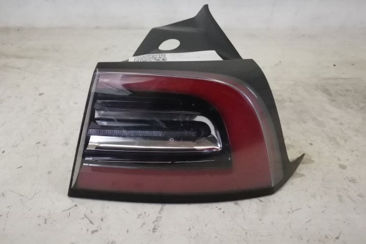 Стоп Десен Преден Оригинален Led В Добро Състояние Тесла / Tesla Model