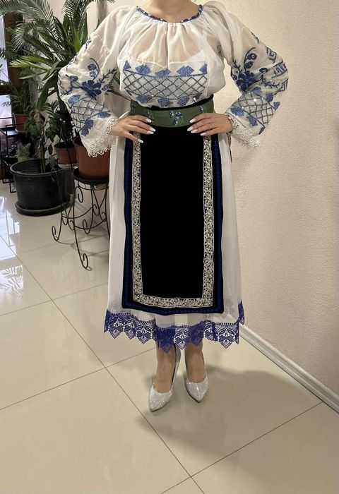 Vând costum popular mărime M-L