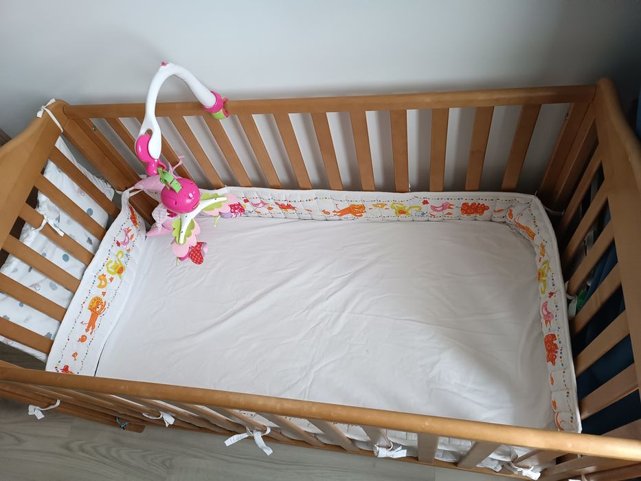 Pătut bebe lemn natural+ jucării & lenjerie.