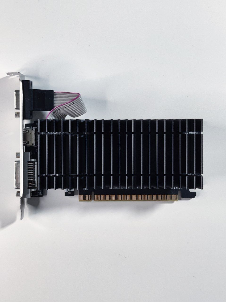 Видеокарта NVIDIA GT 210  пассивное охлаждение, поддержка UEFI