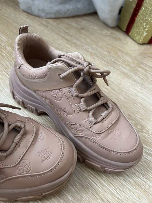 Маратонки guess,размер 37.Носени много малко.