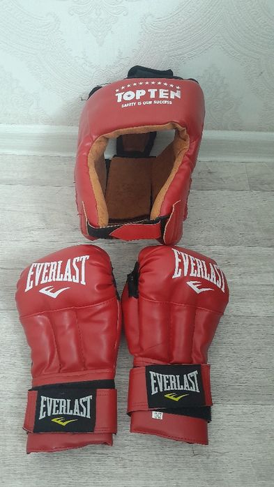 перчатки и шлем рукопашные