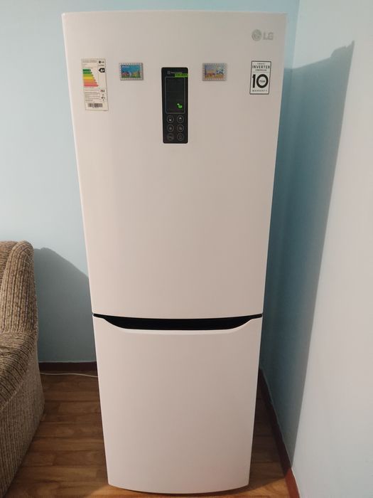 Холодильник LG белого цвета