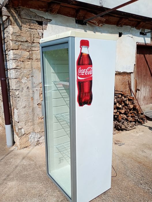 Продавам два броя хладилни витрини и фризери