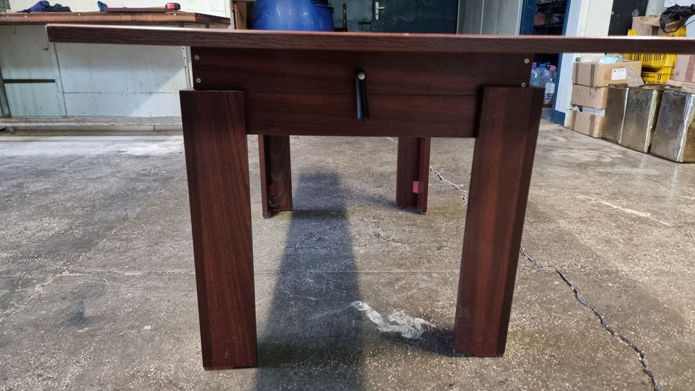 Холна маса с регулиране по височина