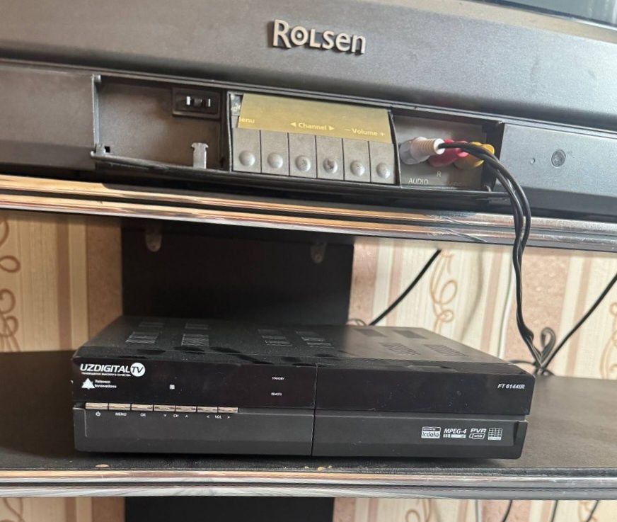 Телевизор Rolsen original с тюнером от uzdigital tv и стойкой