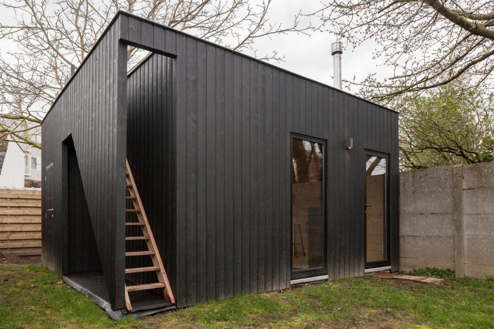 Confainer modular imbracat in lambriu de lemn negru