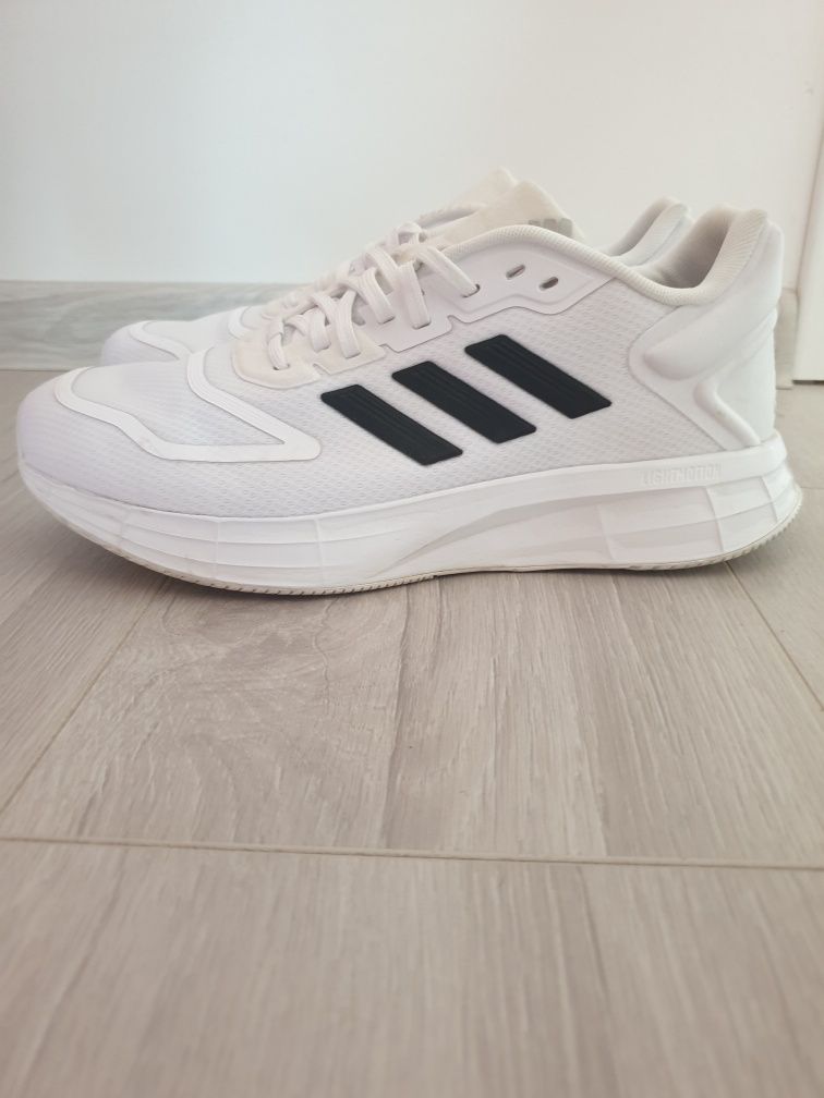 Обувки adidas ...