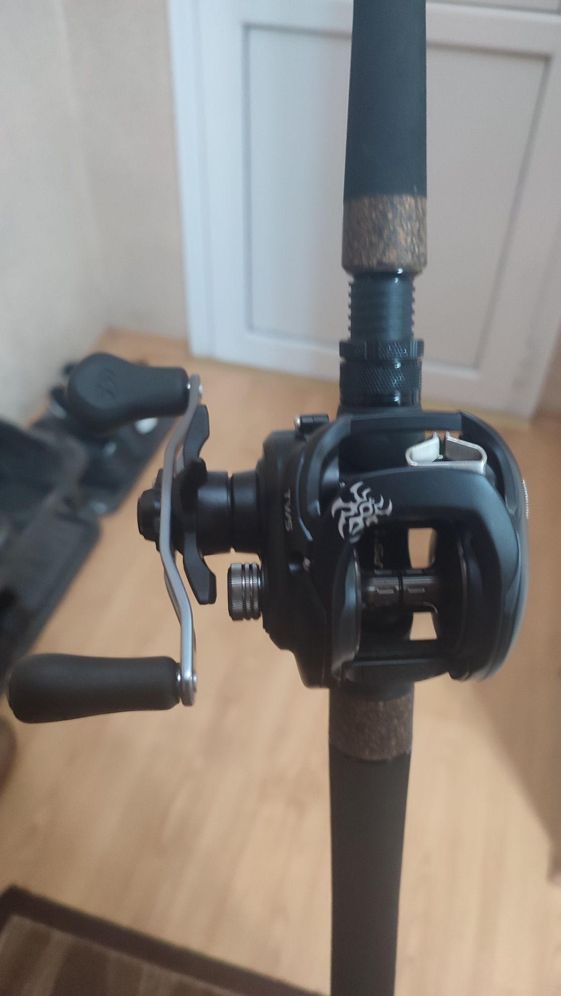 Продавам комплект DAIWA TATULA 200HSL/7,3:1/ и въдица DRAGON JERK 80