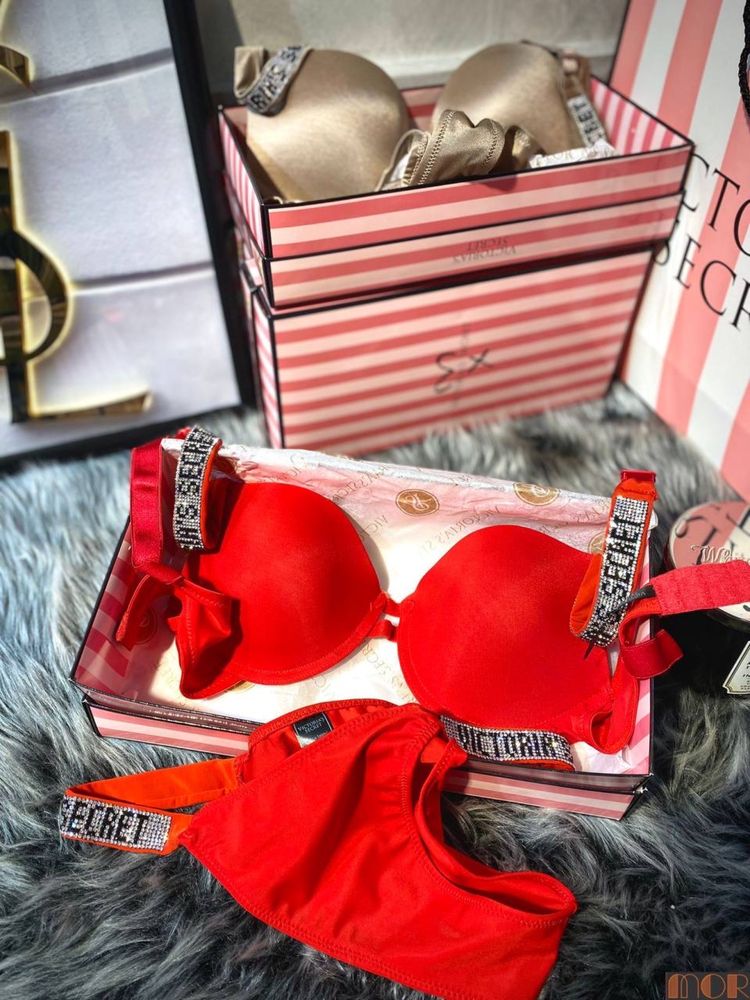 Set Victoria Secret Sutien si Chiloti