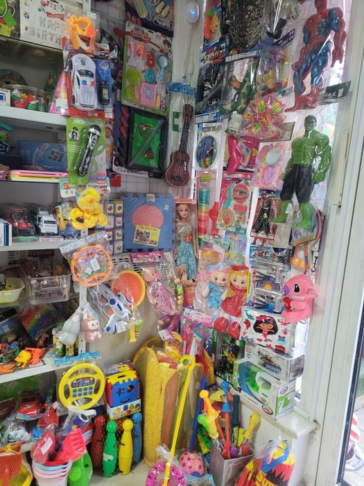 Продавам бизнес -магазин за домашни потреби , детски играчки, сувенири