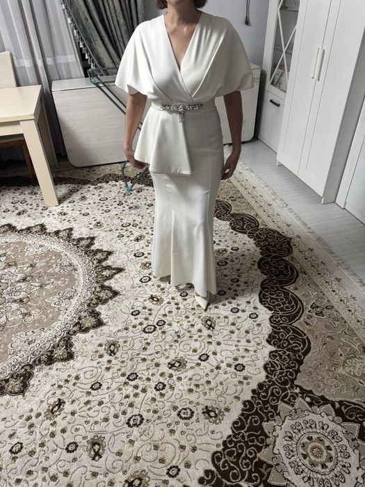 Продам платье в хорошем состоянии без пятен одевали только 1 раз 10/10