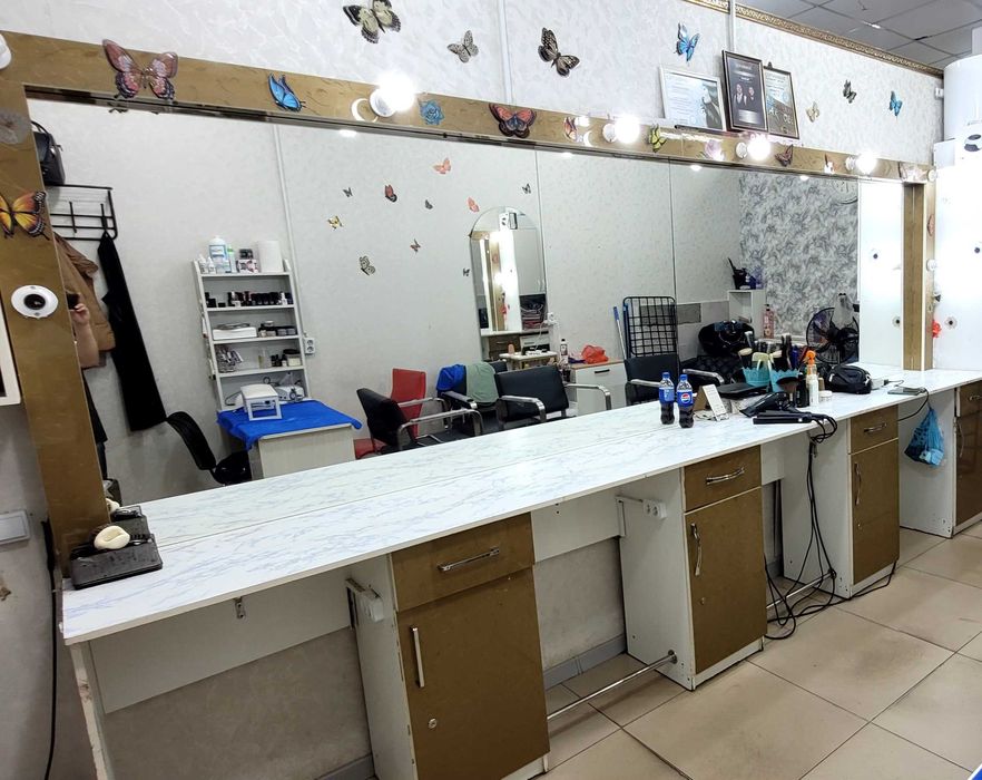 Гарнитур и зеркало для парикмахерской