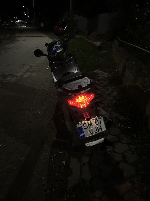 Vand scuter sau scimb cu cross.