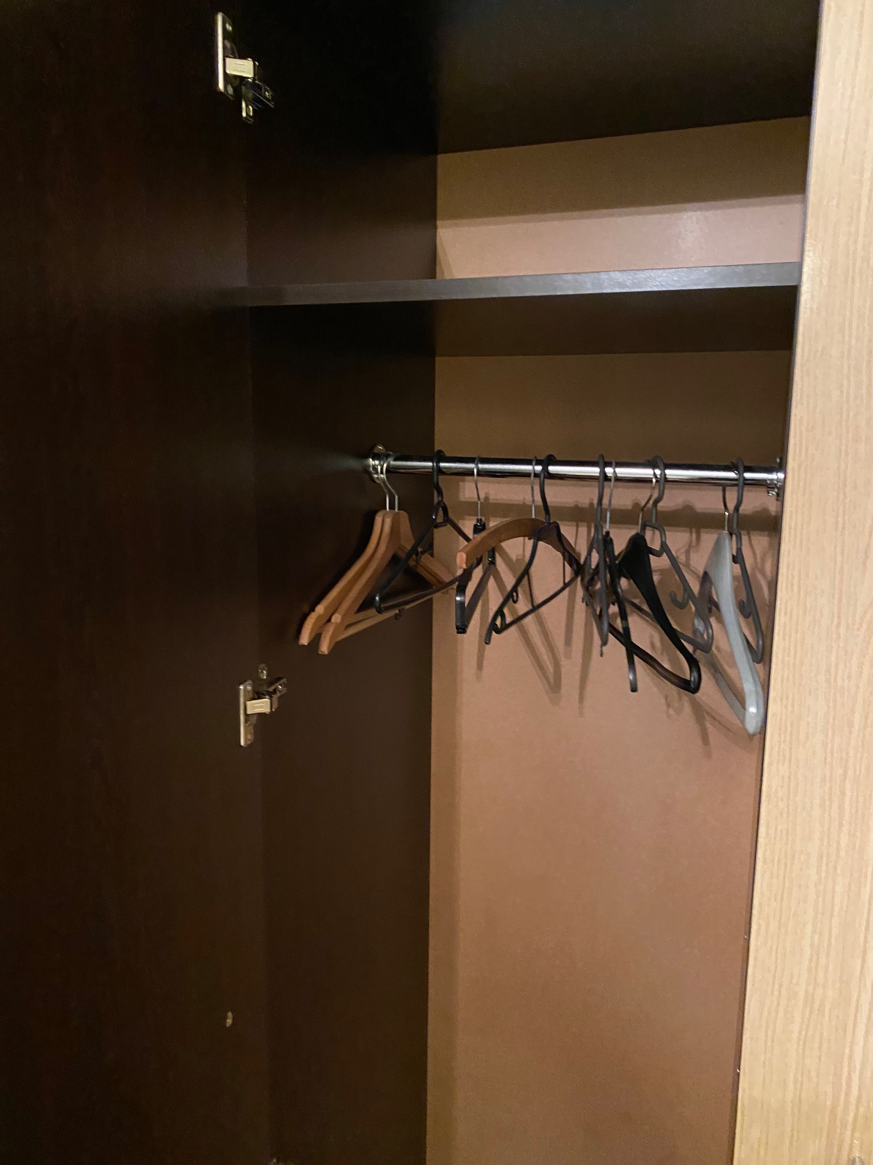 Продавам спалня комплект с матрак, гардероб, скрин и нощни шкафчета