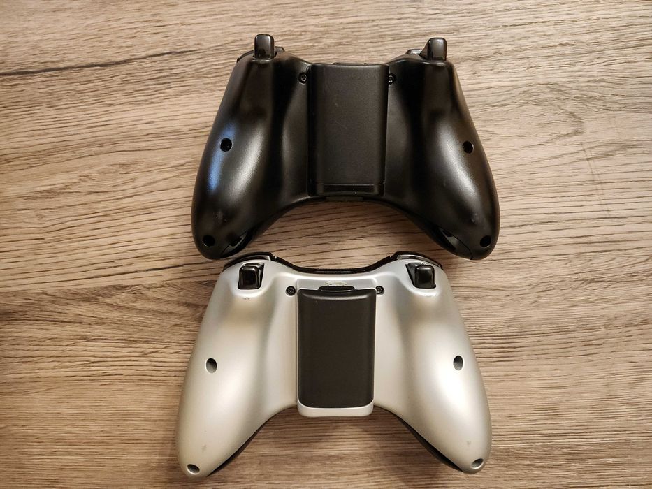 Controller (maneta) negru si silver (rar) pentru Xbox 360