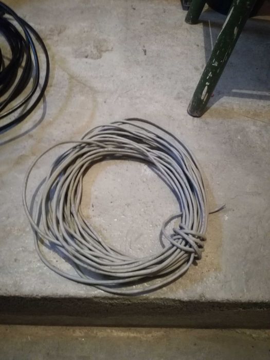 Продавам кабел за интернет сив около 20 метра