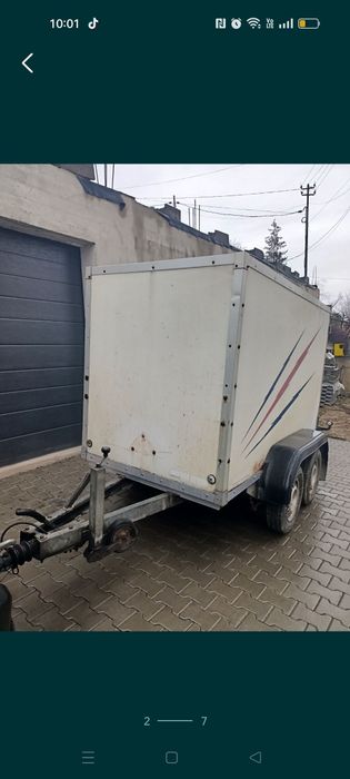 Remorcă carosată dublu ax.