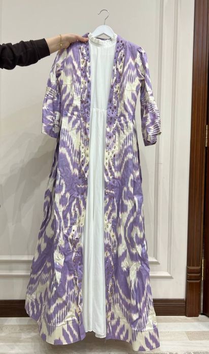 Qo‘l mehnatida ayollar atlas libosi – nafis uslubda