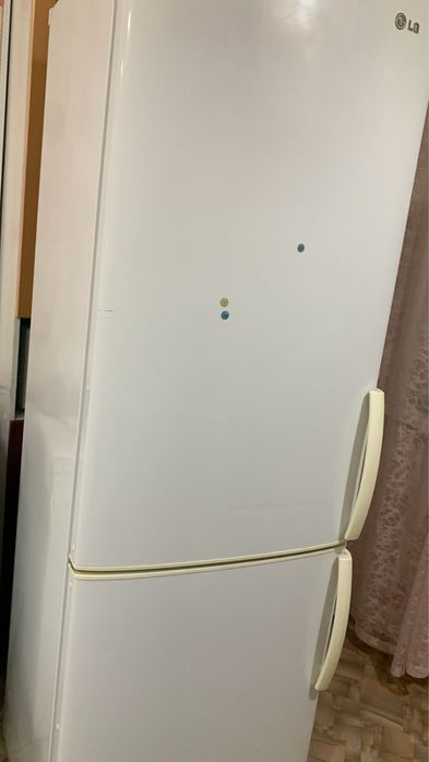 продаеться холодилник LG