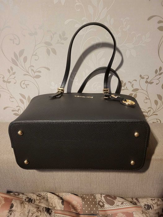 Geanta neagra MK noua, foarte eleganta si modernă