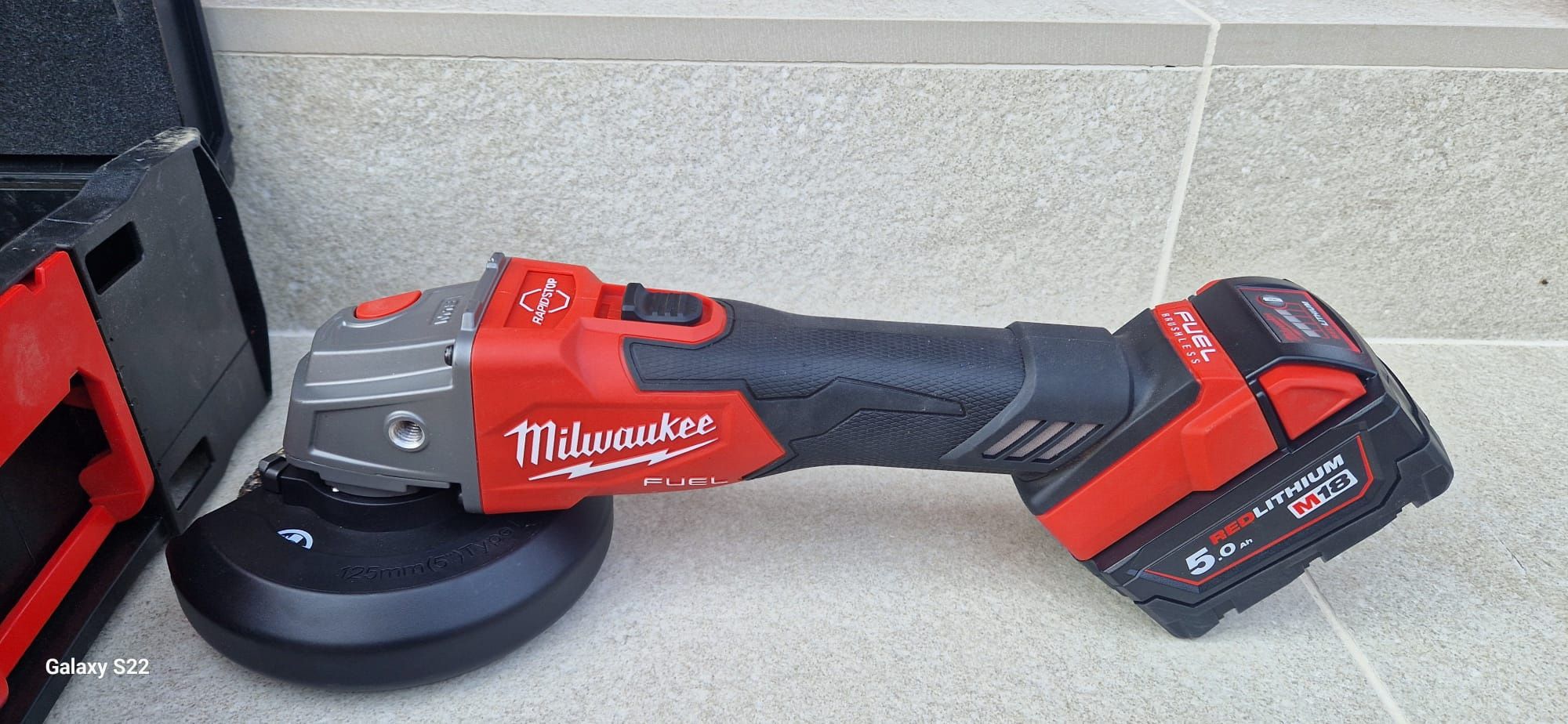 Milwaukee polizor pe acumulator