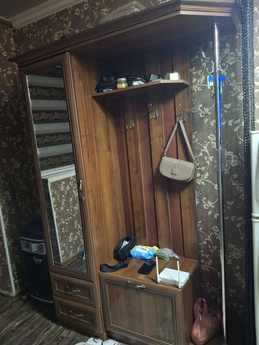 Прихожний шкаф сотилади