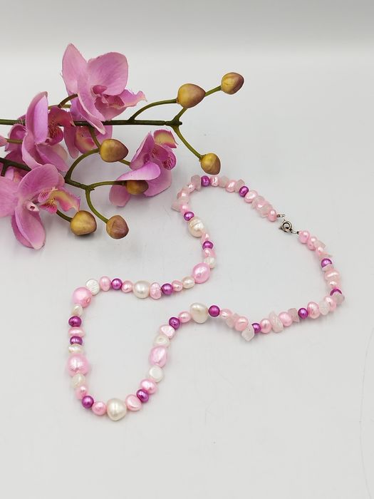 колие изработено от естествени розови и бели сладководни перли.