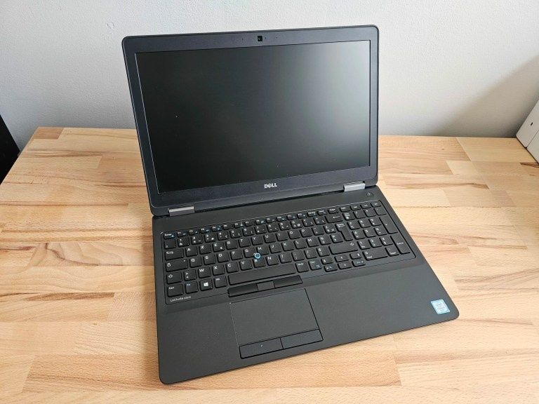 Vând dell e5570  ssd 16 gb