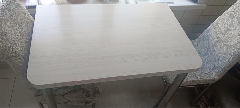 Продам раскладной стол и ковер