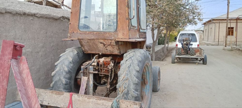 Traktor sotiladi holati yaxshi