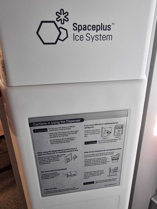 Хладилник LG с фризер и ледогенератор