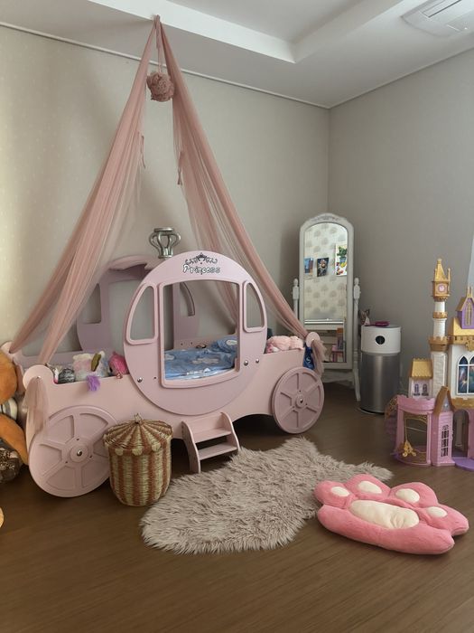 Мебель для девочки (кровать , стул, стол, стеллаж)