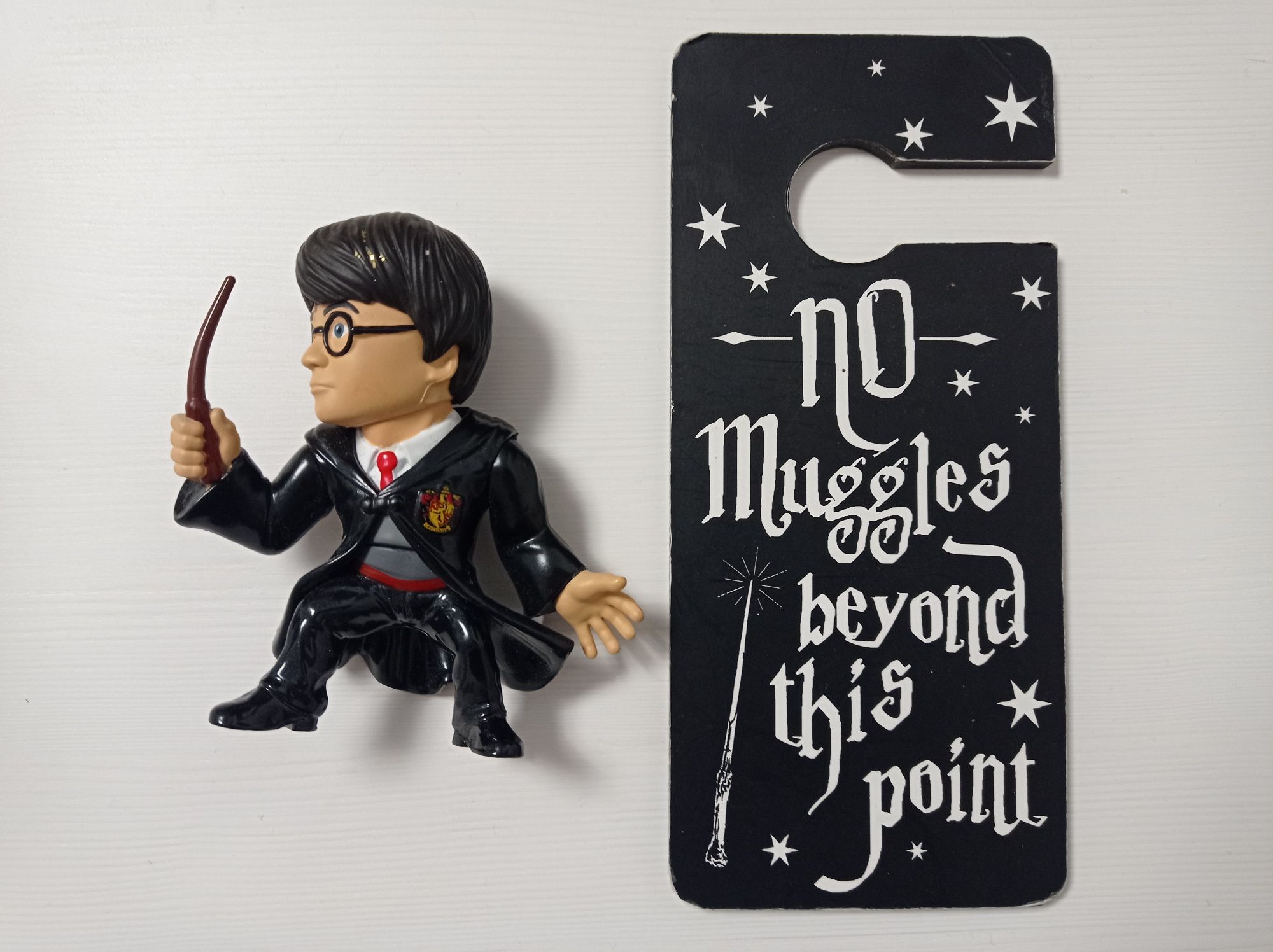 Bagheta si figurina Harry Potter