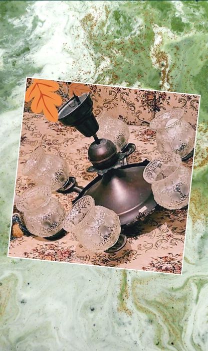 Lustra cu 6 brate 
Culoare arămiu
Vintage