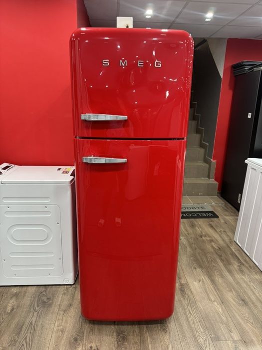 Червен ретро хладилник SMEG